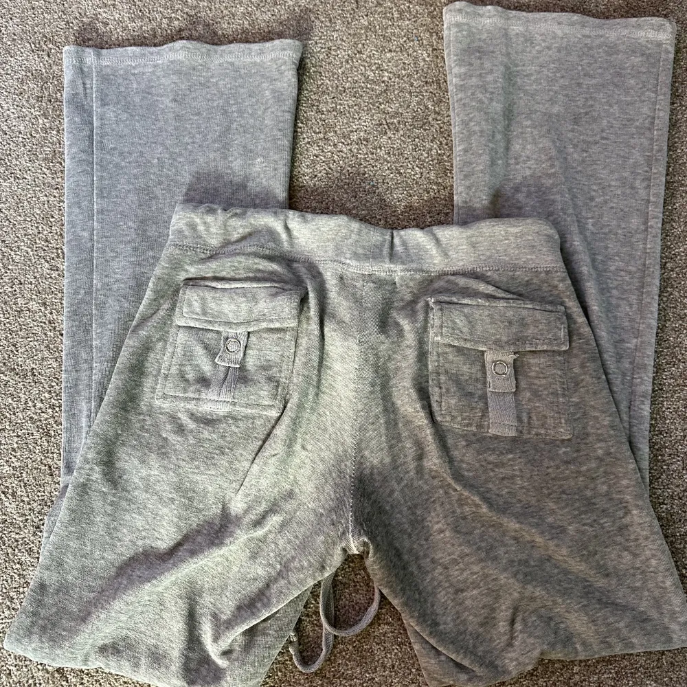 Intressekol på dessa gamla ”juicy” byxor, tror ej att de är äkta men ser ut som den gamla modellen, de är lågmidjade och köpa här på plick💕. Jeans & Byxor.