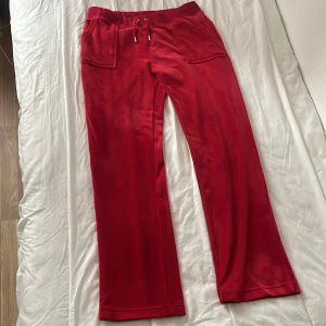 juicy couture - Hejj, jag säljer dessa juicy byxor, har använt de några gånger men jag känner att jag vill ha en annan färg. Jag köpte dessa i RagLady i Göteborg då det va rea på dessa, så de kostade typ 649 kr.  Väldigt bra kvalite och fina.  Skriv om mer info och osv.❤️