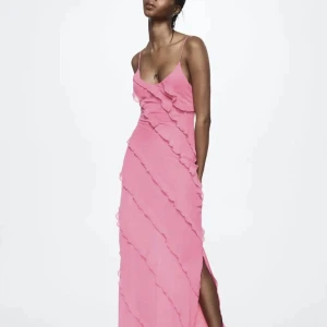 Rosa klänning mango  - SÖKER denna klänning från mango i storlek xs, S eller M. Hör gärna av dig om du säljer!! 