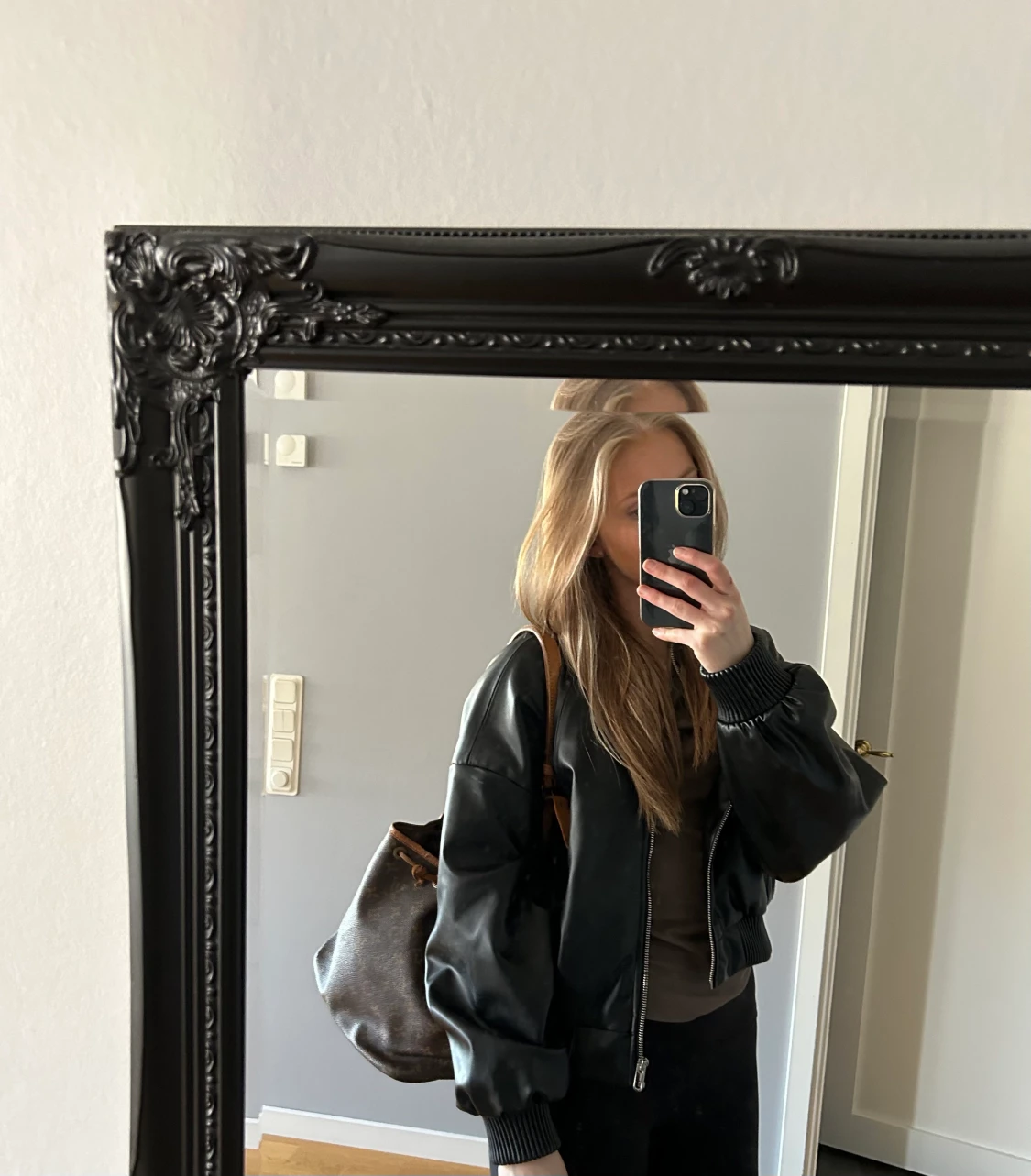 Bomberjacka i skinnimmitation  från Zara  - 90