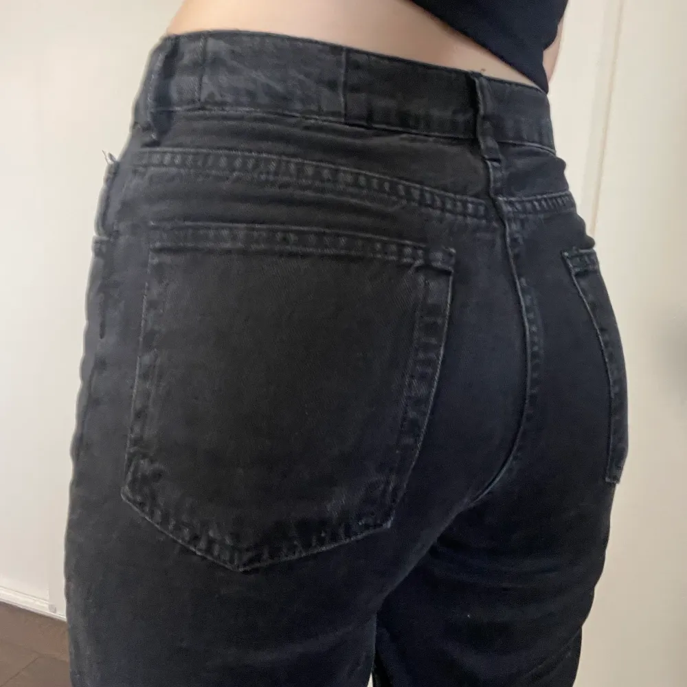 Midwaist jeans, svarta o raka. Använda fåtal gånger, bra skick. Från Karve, Strl S.. Jeans & Byxor.