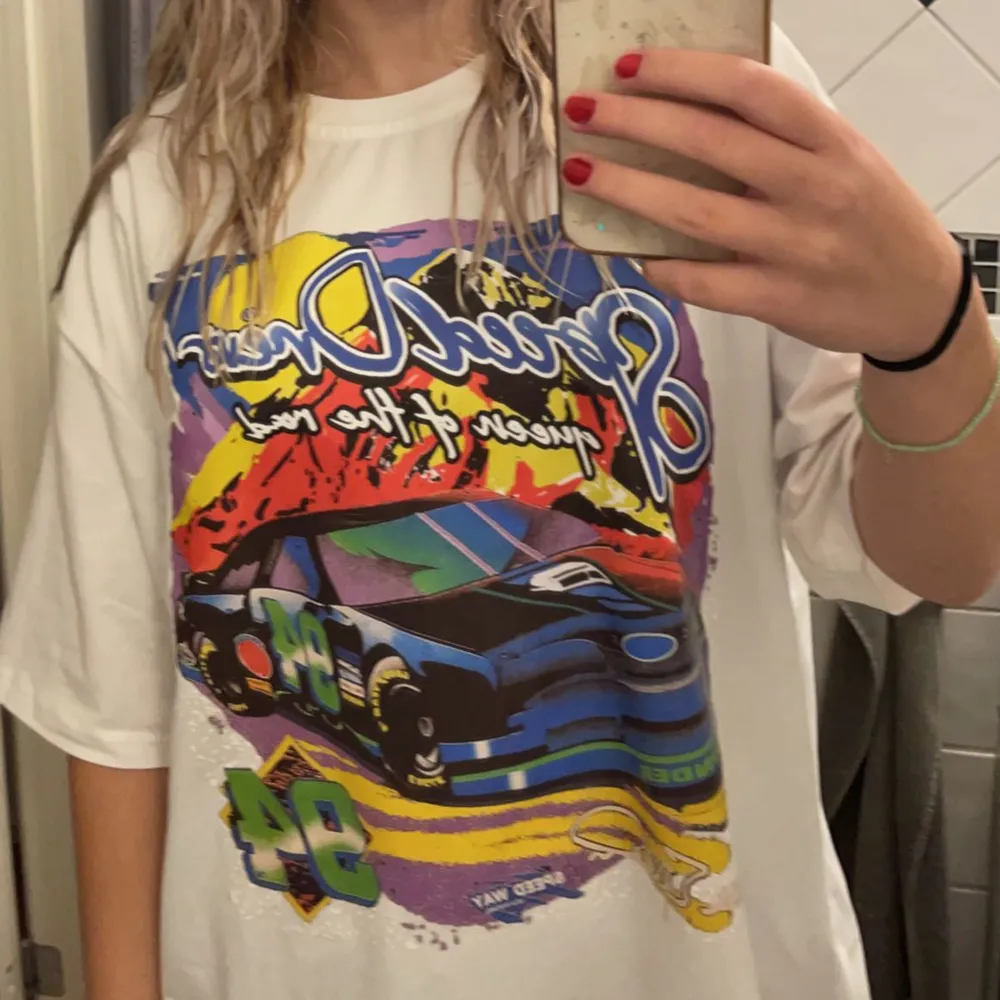 Säljer denna fina oversized tshirten 💗 kommer inte till användning längre så säljs därav ☺️. T-shirts.