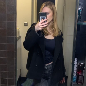 Kappa från design by si - Lägger ut min kappa igen,du köparen ångrade sig. Kappan är i använt skick, är lite nopprig under armarna men ingen man tänker på.💘💘 skulle säga att den är ganska liten i storken då den passar mig som brukar ha S  Tryck Ej på köp nu