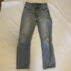 Straight jeans från weekday i bra kvalitet storlek 25/30. Priset kan alltid diskuteras :)