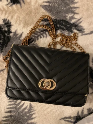 Väska  - Liten och gullig väska från hm! Nästan aldrig användt! 