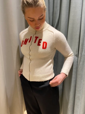 Collage Tröja - Säljer nu min fina collage tröja eftersom att den har blivit för liten. Inga tecken på slitage! Köparen står för frakten 💓