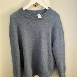 Stickad blå tröja - Stickad blå tröja från Carin Wester. Så fin i vår och sommar. 