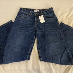 Low waist jeans  - Super fina low waist baggy jeans. Original pris: ca 600. Dessa är alldrig använda och lappen är kvar. Sitter jätte bra i längden på mig som är 178. Innerbenen är 84cm och midjemåttet är 86. Jätte fina till sommaren. 