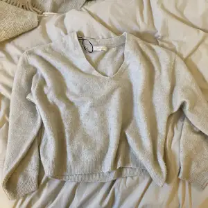 En beige stickad tröja från h&m i storlek xs, passar även s och m då den är väldigt stretchig! Den är lite nopprig men annars är den bra skick🤍 kommer inte till användning hos mig! 