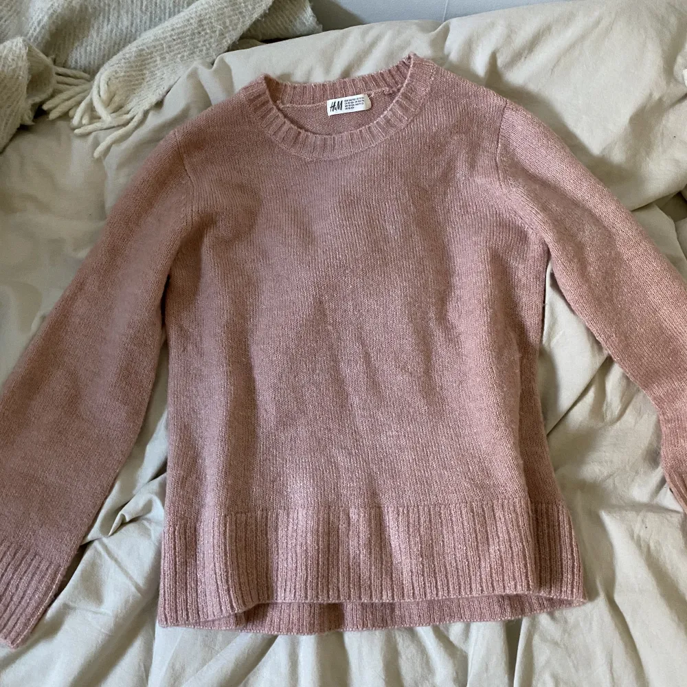 En rosa stickad tröja från hm i storlek 146-152 men är relativt stor i storleken💘 jättebra skick, inte nopprig alls. Säljs pga att den inte kommer till användning!. Stickat.