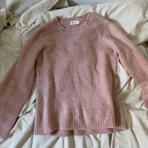 En rosa stickad tröja från hm i storlek 146-152 men är relativt stor i storleken💘 jättebra skick, inte nopprig alls. Säljs pga att den inte kommer till användning!