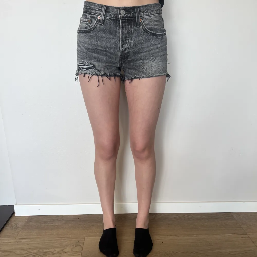 Shorts ifrån Levis. Storlek 26. Använd fåtal gånger. Nypris 649. Köparen står för frakten.. Shorts.