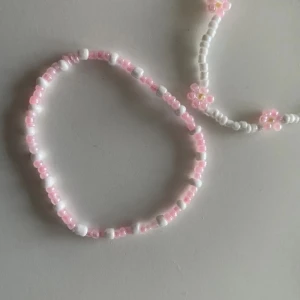 Armband - Vårig par av armband. Egengjord.🌸🌸🌸 jag kan frakta för 20kr men betalning sker då via swish