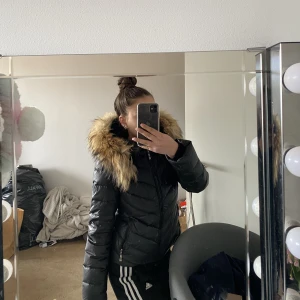 Hollies pälsjacka strl 36 - Säljer mina Hollies pälsjacka i storlek 36(s). Jackan är använd endast en vinter och är annars i bra skick. En fin jacka som värmer bra. Pälsen är äkta och jag säljer jackan pga har köppt ny. Vid minsta lilla fråga eller intresse av fler bilder hör av er 