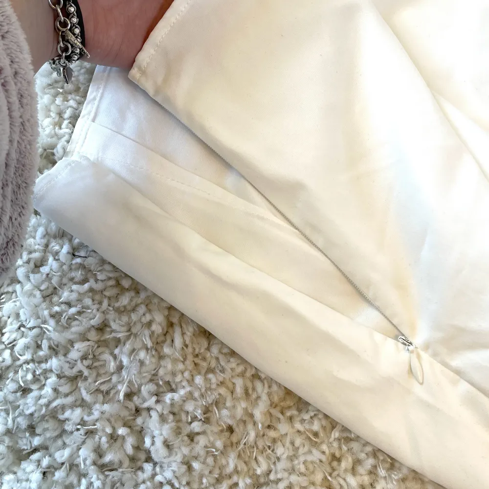 Säljer denna super fina vita kjolen. Helt ny. Frakt tillkommer 40kr❗️ Storlek = XS. Kjolar.