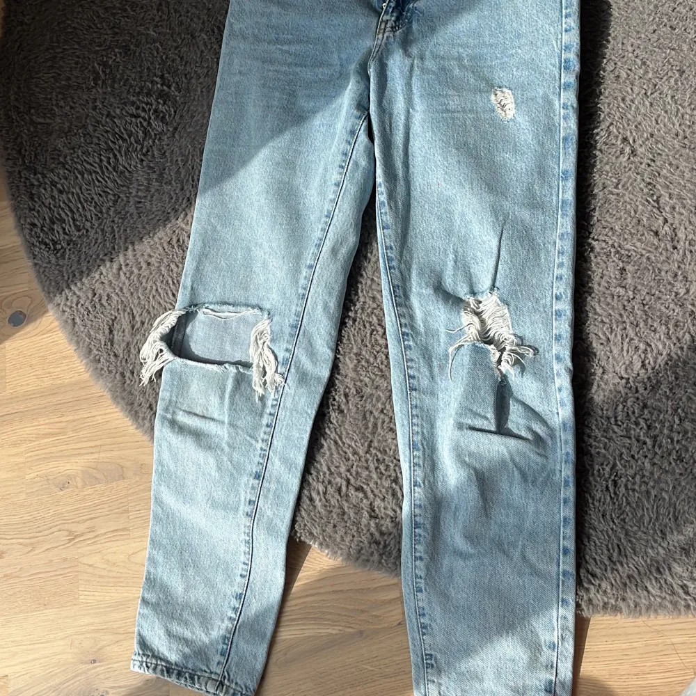 Slitna jeans från Gina perfect jeans, stl.36. Använda, men i ett fint skick. . Jeans & Byxor.
