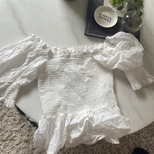 Vit blus - Vit blus från Soft Rebels. Aldrig använd, köpte en för liten storlek. Köpte den för 699kr. Supersöt!