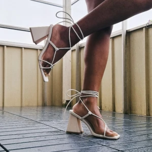 Lace up heels - Hade på mig de en gång min bal förra året. nyskick.   Skickar föer bilder vid önskemål 💓