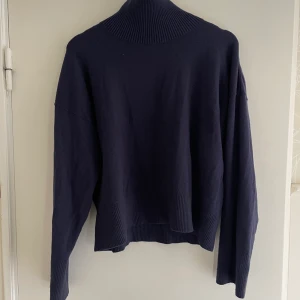 Stickad polotröja  - Fin stickad polotröja från Bik Bok. Ändast använd 2 gånger. Säljer då den aldrig kommer till användning💙