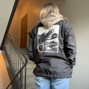 Svart jacka - Svart vattentät jacka från H&M!🖤Köpt från herravdelningen. Tryck på ryggen, knappar fram och vid fickorna. Finns snöre längst ner som kan justera passformen. Aldrig använd men prislapp saknas.