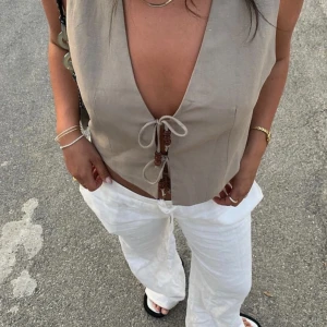 Linnebyxor - Linnebyxor från Alobha Label beställda 30/3 i strl xs. Undrar om någon vill byta dessa mot s/m!. Kan även tänka mig att sälja! Hör av er vid frågor❤️