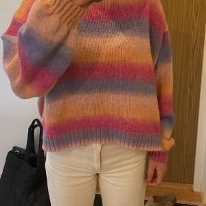 Färgglad tröja  - Jag har strl s/m i vanliga fall denna är strl xl 