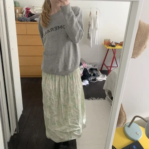 Somrig långklänning - Så fin klänning från hm! Banden är av tag bara och materialet vid bysten är väldigt stretchigt💋 funkar även att ha som långkjol och jag är ca 170 för gemförelse!