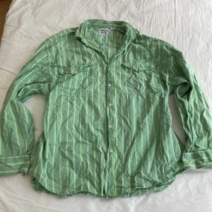 skjorta - rolig somrig skjorta🍀🌼 vet inte ens vilken storlek men sitter oversized på mig med 36 