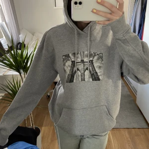 Grå hoodie med tryck - Jättemjuk och skön oversized hoodie, i nyskick!💘