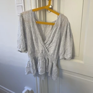 Blus - Vit prickig blus i nyskick. Storlek xs från chiquelle. Passar utmärkt t sommaren:)