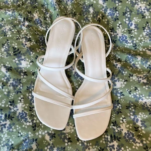 Skor - Säljer pga för små. Endast använt ett få tal gånger. Frakt ingår ej. 