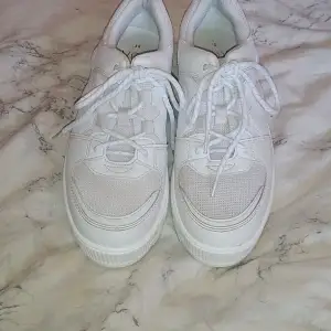 Ett par vita skor perfekt till sommaren 
