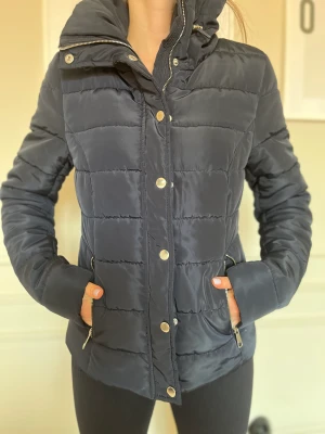 Jacka  - Skön jacka i mörk blått 