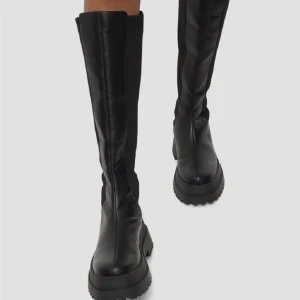 Boots - Säljer dessa bootsen som jag köpt från Nelly!! Storlek 38 Säljes pga av för små💗 Aldrig använda! Nypris 899🥰