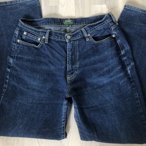 Low/midwaisted jeans - Assöta low/midrised jeans. Säljs då de är för stora för mig som är 170 och vanligtvis bär s/m. Inga slitningar eller skador. Priset är inte hugget i sten, skriv gärna om det är någon fråga 🫶
