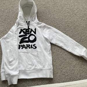 Säljer nu min Kenzo hoodie storlek xs (passar även S och näst intill M) pga att jag växt ur den. Köpt online på Kenzo.com. Sparsamt använd, skick 9/10. 