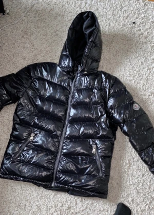 Moncler Jacka - Tja! Säljer min jacka då den ej kom till användning har tyvärr spräckt upp lite över fickorna kan skicka bild privat därav priset! 