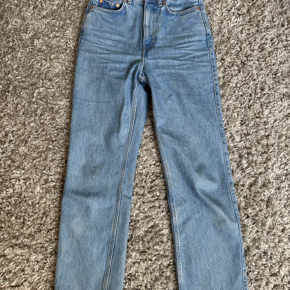 Weekday jeans i storleken w26 l30, i superfint skick (som nya!) då de endast använts ett fåtal gånger. Fin blå färg, nypris 579kr. Jeans & Byxor.