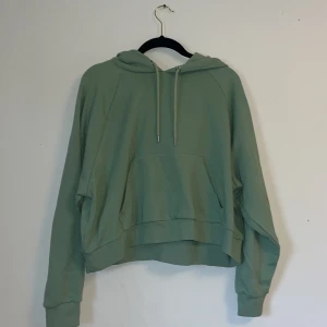 Grön hoodie från monki - En grön hoodie som inte har några tecken på användning.