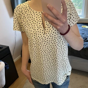 Fin blus - Fin vit blus med svarta prickar, knappt använd i bra skick!💗