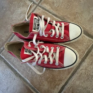 Converse  - Röda converse! 300kr+frakt. Pris kan möjligtvis diskuteras. 