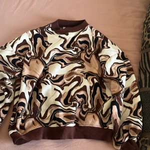 Sweatshirt med coolt mönster  - En jättefin sweatshirt från chiquelle som tyvärr blivit väldigt nopprig efter bara ett fåtal användningar. Går såklart att ta bort med maskin. 