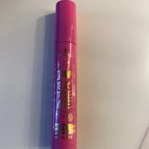 Essence crazy volyme mascara - Säljer denna helt oanvända essence maskaran som endast är öppnad eftersom att jag inte använder den pga jag har så många olika maskaror. Säljer för 45kr och fick från min julkalender. 