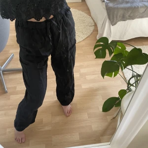 Svarta linnebyxor - Säljer mina svarta linnebyxor från Arket💞