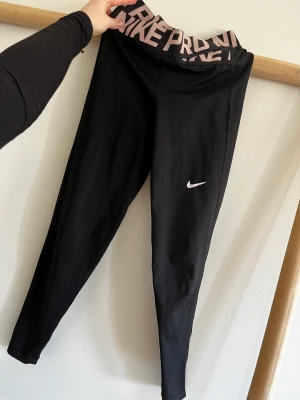 Nike träningstights  - Nike träningstights, knappt använda. Med crossover detalj i midjan 