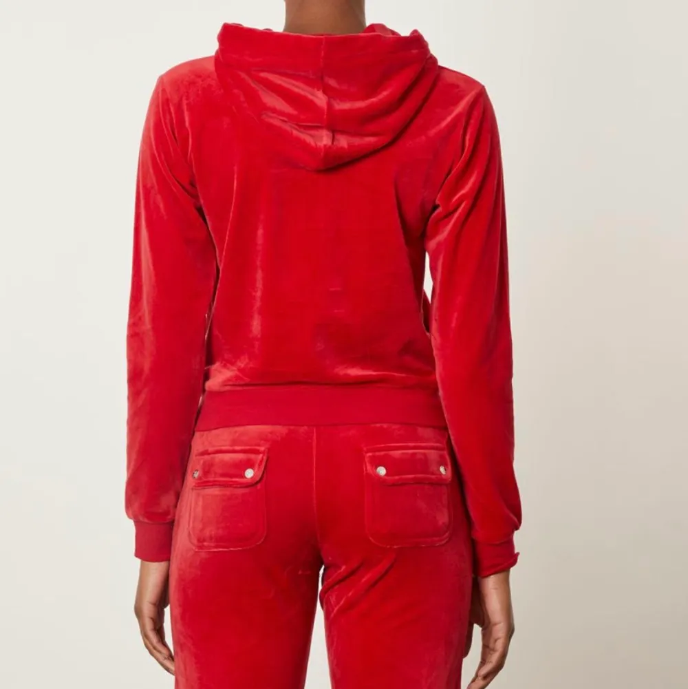 Säljer mitt röda juicy couture sett då jag knappt använder de Stolen S i både byxor och tröja ❤️. Hoodies.