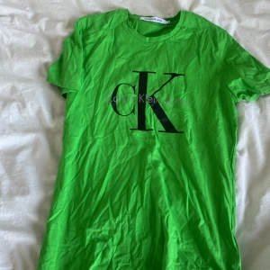 Grön ck t-shirt  - Säljer min oanvända calvin klein t-shirt. Väldigt skönt💘