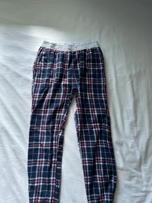 Linnebyxor  - Det är ett par linnebyxor i bra skick skriv privat för fler bilder.