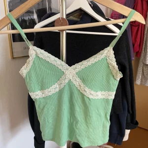 Grönt linne  - Säljer ett gulligt linne från monki💚 det är använt ganska mycket men är i fint skick, kan skicka fler bilder om det önskas ☺️ köparen står för frakten 🫶