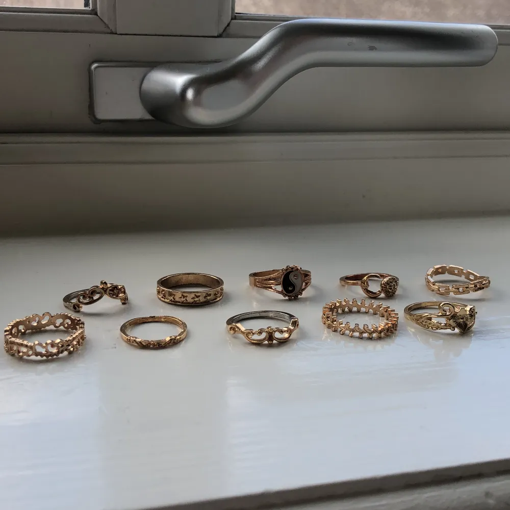 Jag säljer nu mina guldiga ringar. Vet ej vart dom är ifrån då jag har fått dom i present, dom tappar lite färg men dessa är över 1 år gamla och dom har fortfarande guldig färg. Säljer dom i pack. Accessoarer.